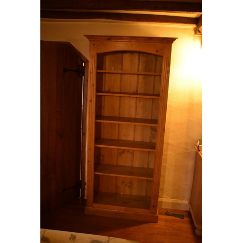 303 - 20th century tall pine bookcase. In good condition with signs of wear and use. 80 x 38 x 194 cm