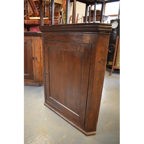 305 - Victorian oak corner cupboard. With signs of wear and tear and use. 75 x 40 x 88cm