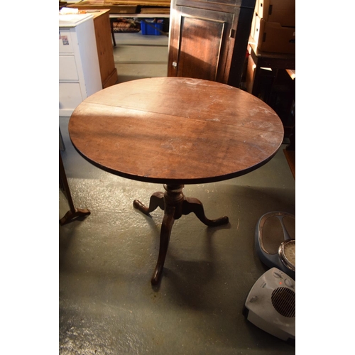 312 - Victorian oak circular drop leaf table. One plank has been reglued on the top. Repair to the block t... 