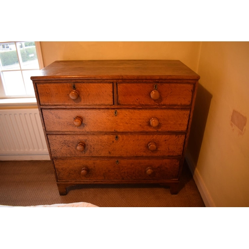 334 - Victorian chest of drawers. The top has got some water stains present and their also bits of trim mi... 