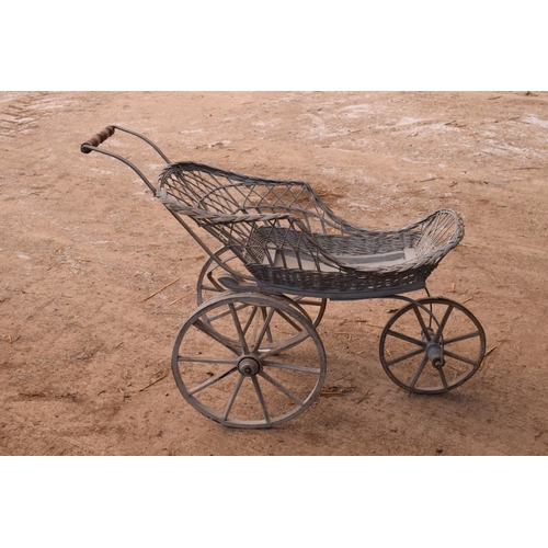 346 - Large wicker garden cart. In good condition, a decorative item only. Some damage to the wicker and w... 