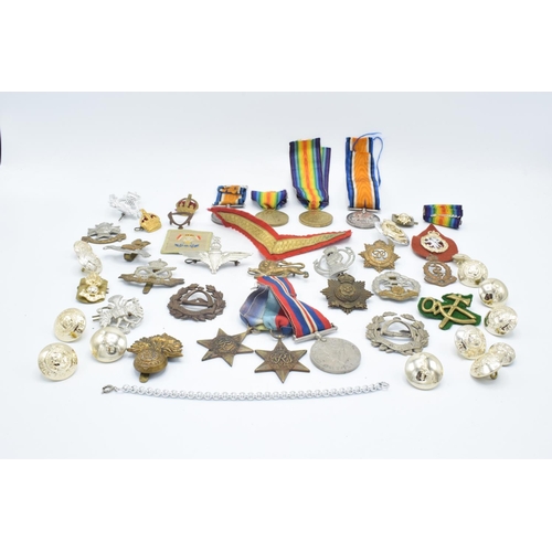 220 - 2 x WWI medal pairs and collection cap badges: Medals issued to Pte H Elliott 2934 Middx. regt. & Lt... 