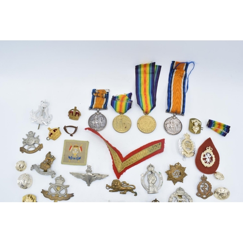 220 - 2 x WWI medal pairs and collection cap badges: Medals issued to Pte H Elliott 2934 Middx. regt. & Lt... 