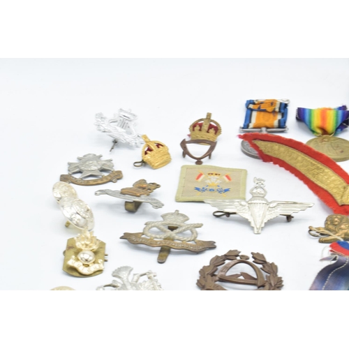 220 - 2 x WWI medal pairs and collection cap badges: Medals issued to Pte H Elliott 2934 Middx. regt. & Lt... 