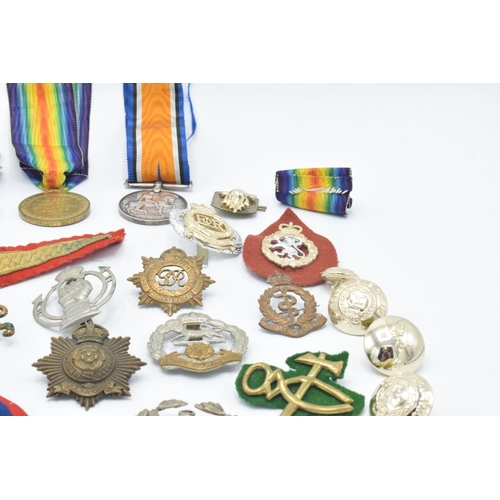 220 - 2 x WWI medal pairs and collection cap badges: Medals issued to Pte H Elliott 2934 Middx. regt. & Lt... 