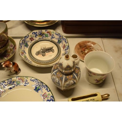 287 - A mixed collection of items to include Royal Doulton, Wade, oriental tea cups etc. in mixed conditio... 