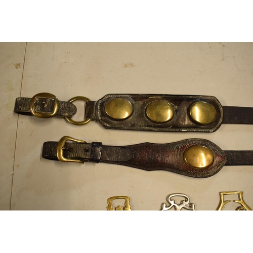 295 - A mixed collection of 19th and 20th century horses brass and leathers to include a brass belt buckle... 