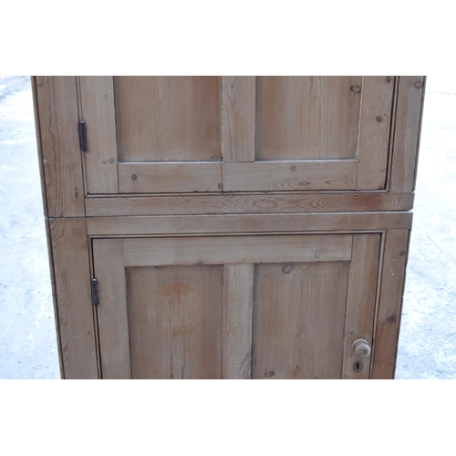 316 - Victorian pitch pine kitchen cupboard (comes into 2 pieces). In good condition generally with expect... 