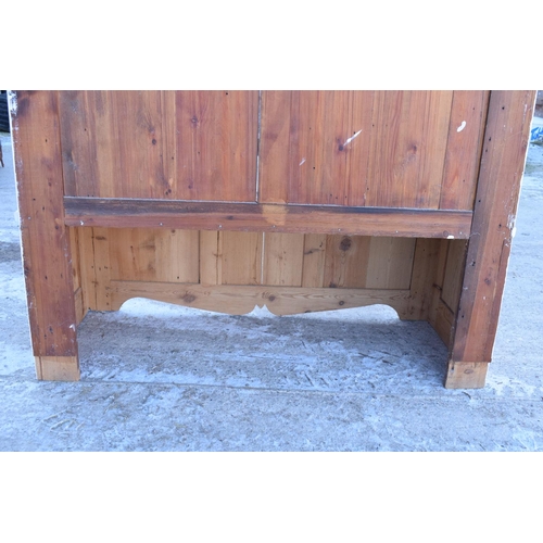 320 - Edwardian pine settle which has been painted white. 107 x 44 x 126cm. In good structural condition w... 