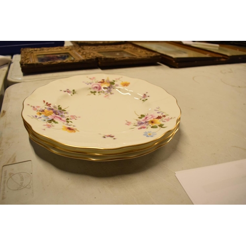 69 - A collection of Royal Crown Derby Derby Posies to includes 3 x 27cm dinner plates, pin dishes, just ... 