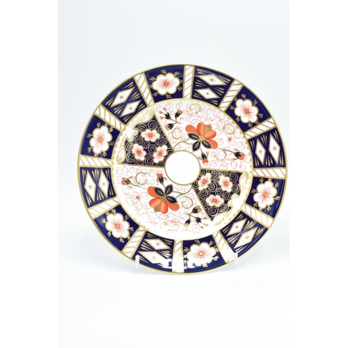 75 - Royal Crown Derby Imari 2451 22cm plates (2) Both are marked as firsts with surface wear and scratch... 