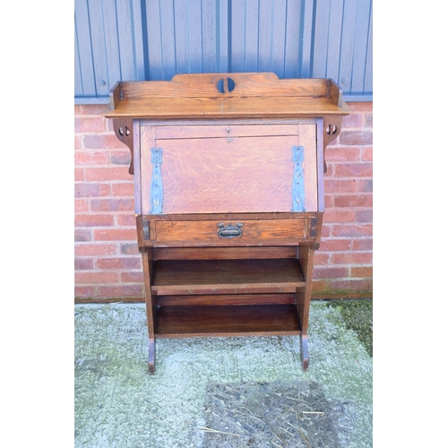 357 - Edwardian Arts and Crafts light oak student desk. Very classic of its period. In good functional con... 