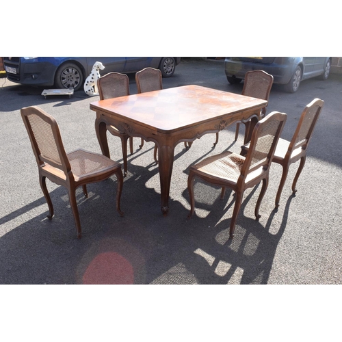 358 - Edwardian extending table together with 6 wicker-style back dining chairs (7). The table is in good ... 