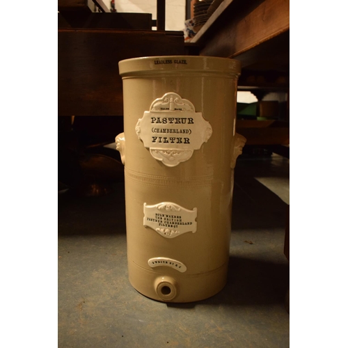 279 - Chamberland large stoneware Pasteur Filter produced with a leadless glaze. In good condition with so... 