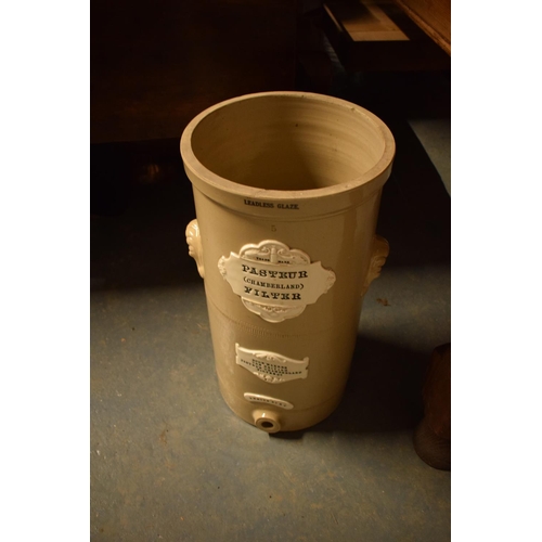 279 - Chamberland large stoneware Pasteur Filter produced with a leadless glaze. In good condition with so... 