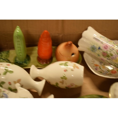 272 - A mixed collection of items to include a Moorcroft trinket af, Wedgwood Wild Strawberry etc. In mixe... 