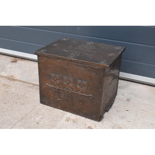 277 - Art Nouveau copper coal scuttle. In good condition with age related wear and tear. Hinge requires so... 