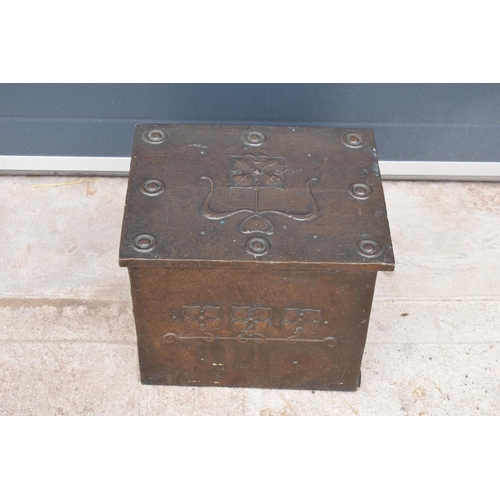 277 - Art Nouveau copper coal scuttle. In good condition with age related wear and tear. Hinge requires so... 