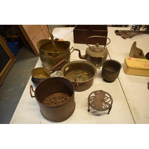 283 - A mixed collection of metalware to include brass coal bucket, fireside trivet, brass saucepans etc. ... 