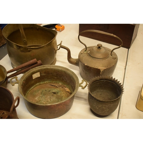 283 - A mixed collection of metalware to include brass coal bucket, fireside trivet, brass saucepans etc. ... 