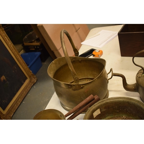 283 - A mixed collection of metalware to include brass coal bucket, fireside trivet, brass saucepans etc. ... 