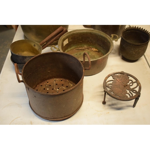 283 - A mixed collection of metalware to include brass coal bucket, fireside trivet, brass saucepans etc. ... 