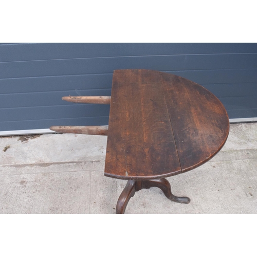 309 - Victorian oak circular drop leaf table