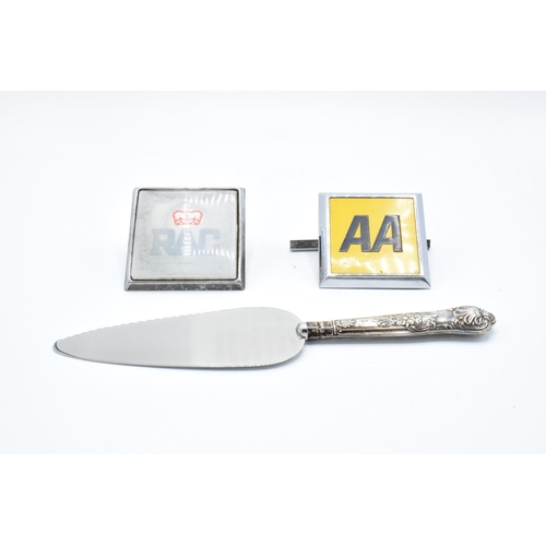 201 - A trio of items to include a silver handled cake slice, a vintage RAC badge and a vintage AA badge (... 