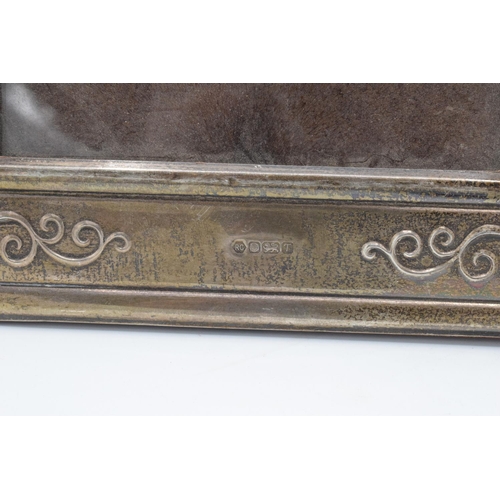 226 - A silver fronted picture frame hallmarked for Sheffield 1993. 18 x 14cm. Some minor dents/ scratches... 