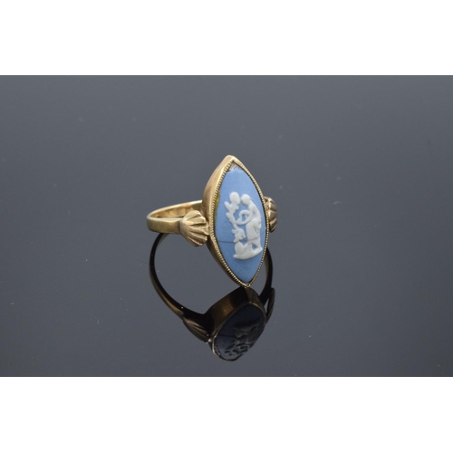 232 - 9ct gold ring with a Wedgwood jasperware insert. 2.4 grams gross weight. UK size Q. Some damage to t... 