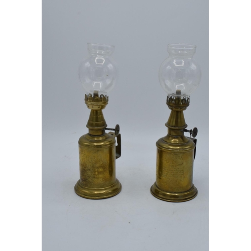 255 - A French brass lamp Une Lampe Pigeon together with a similar item Lampe Feautree Olympe (2). With as... 