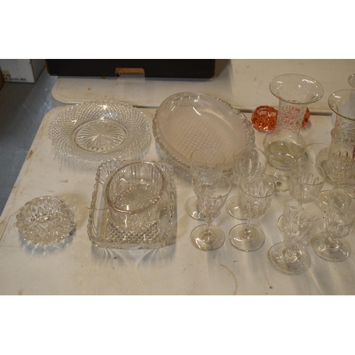 264 - A mixed collection of 19th but mainly 20th glass to include vases, sherry glasses, trays etc. Condit... 