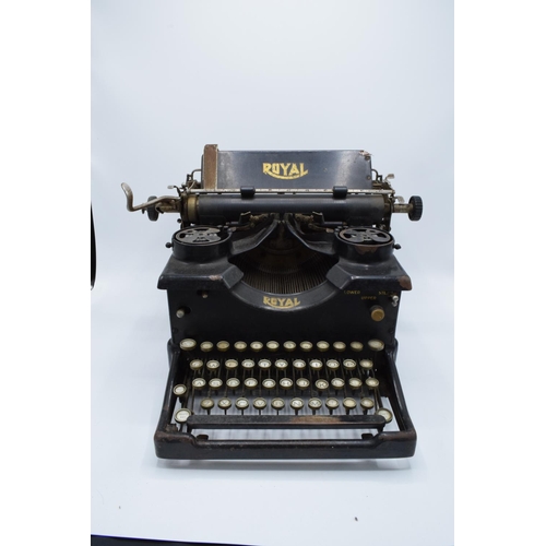 274 - A Royal Typewriter Co of New York USA 'Royal 10'. Sold as a decorative item. In need of attention. M... 