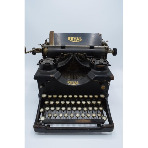 274 - A Royal Typewriter Co of New York USA 'Royal 10'. Sold as a decorative item. In need of attention. M... 