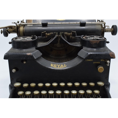 274 - A Royal Typewriter Co of New York USA 'Royal 10'. Sold as a decorative item. In need of attention. M... 