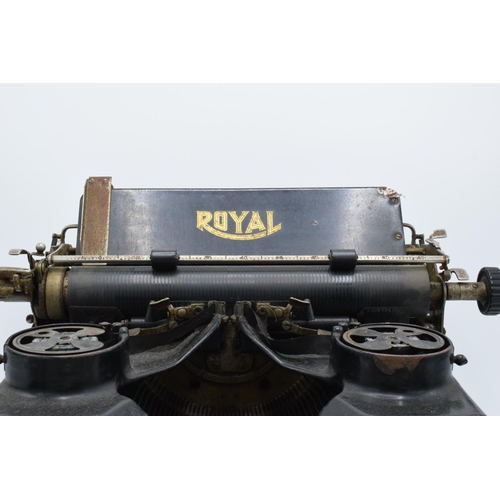 274 - A Royal Typewriter Co of New York USA 'Royal 10'. Sold as a decorative item. In need of attention. M... 