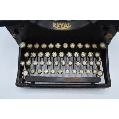 274 - A Royal Typewriter Co of New York USA 'Royal 10'. Sold as a decorative item. In need of attention. M... 