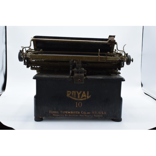 274 - A Royal Typewriter Co of New York USA 'Royal 10'. Sold as a decorative item. In need of attention. M... 