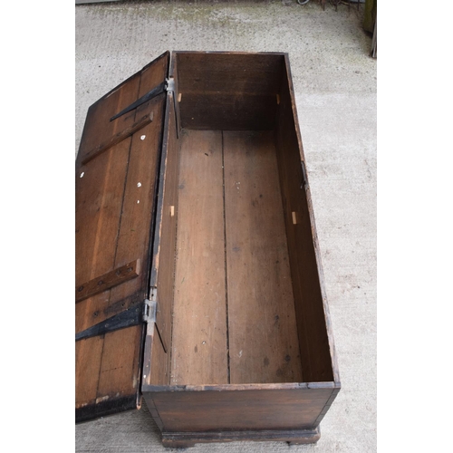 299 - An early 19th century oak chest/ blanket box with a lift up lid. 121 x 44 x 47cm. In good condition ... 