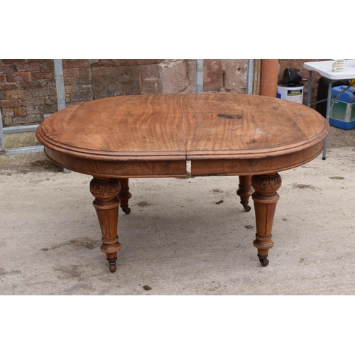 305 - Large Victorian extending dining table on carved legs with an extra leaf and the handle. In good con... 