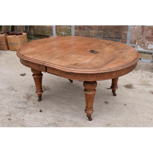 305 - Large Victorian extending dining table on carved legs with an extra leaf and the handle. In good con... 