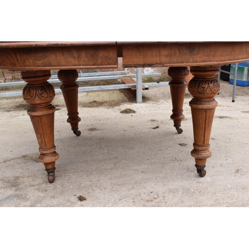 305 - Large Victorian extending dining table on carved legs with an extra leaf and the handle. In good con... 