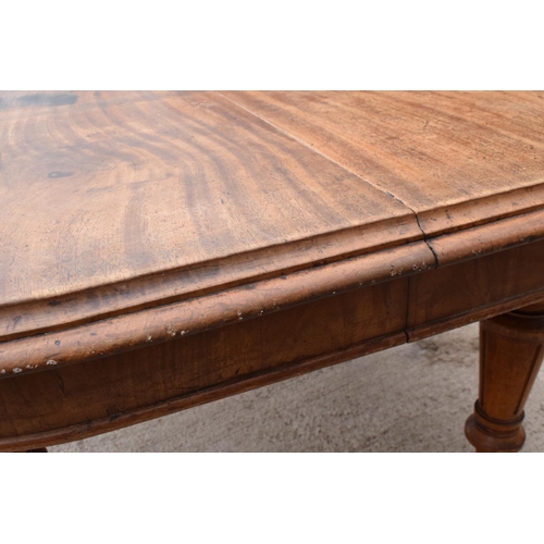 305 - Large Victorian extending dining table on carved legs with an extra leaf and the handle. In good con... 