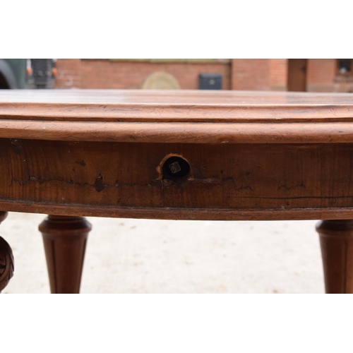 305 - Large Victorian extending dining table on carved legs with an extra leaf and the handle. In good con... 