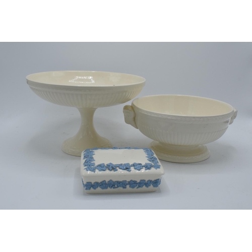 75 - A mixed collection of Wedgwood to include Queensware and Cream ware such as vases, bowls, trinkets e... 