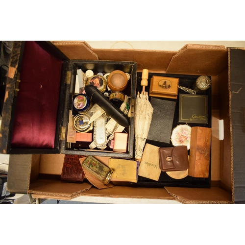 192 - An interesting collection of items to include a leather-effect box, compacts, treen, brooches etc