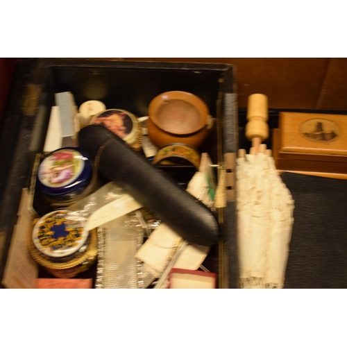 192 - An interesting collection of items to include a leather-effect box, compacts, treen, brooches etc