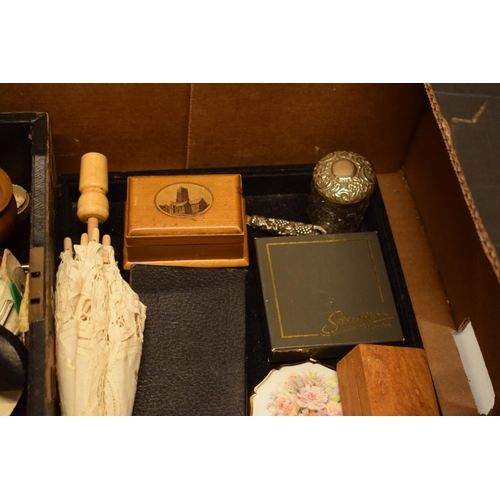 192 - An interesting collection of items to include a leather-effect box, compacts, treen, brooches etc