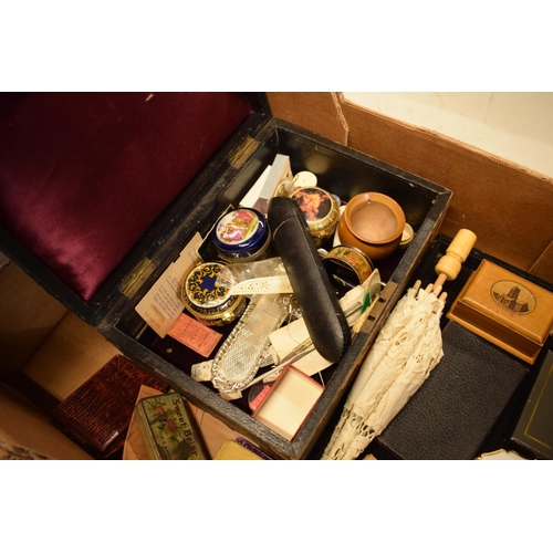 192 - An interesting collection of items to include a leather-effect box, compacts, treen, brooches etc