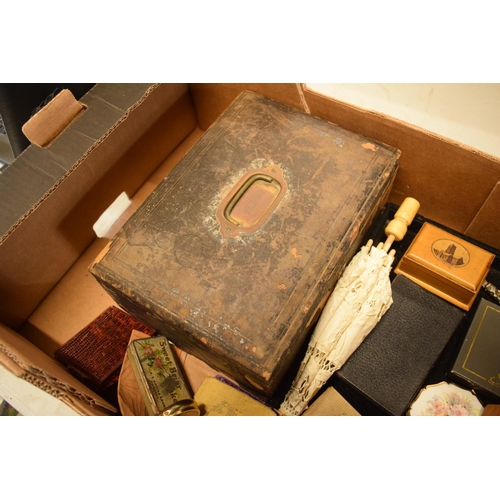 192 - An interesting collection of items to include a leather-effect box, compacts, treen, brooches etc